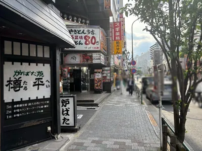 ピンへの道順 6／7：二つ目の左手路地も超えて直進をします。