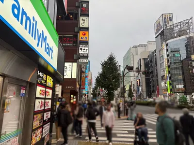 アオイへの道順 6／10：左手の路地を二つ越えます。