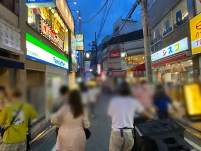 リオへの道順 4／4：左手の路地を二つ越えると左手に下北沢リオの入る「第34東京ビル」があります。
