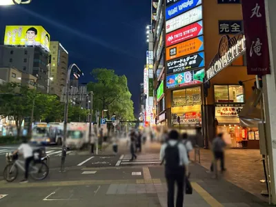 B4 （ビーフォー）への道順 7／10：二つ目の横断歩道を渡って直進します。