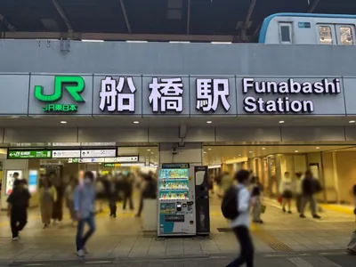 ドンフィンへの道順 1／6：JR「船橋駅」南口を出ます。