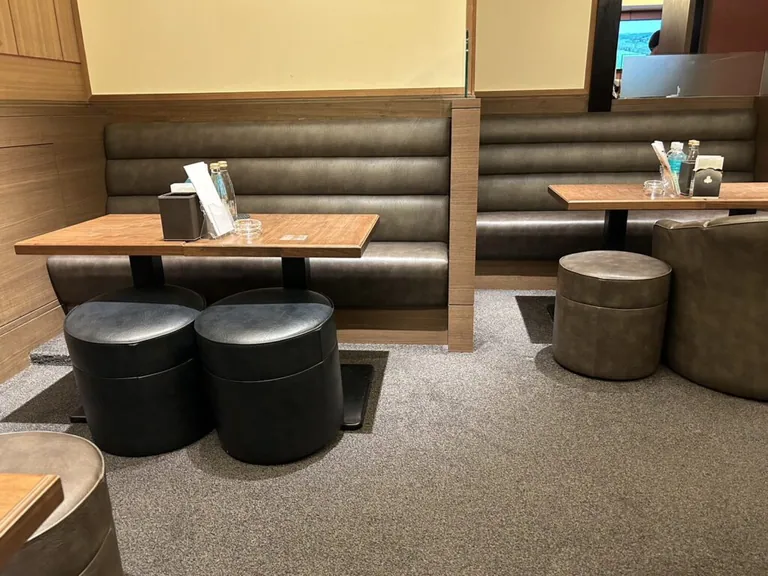 月の庭 （ツキノニワ）の店内