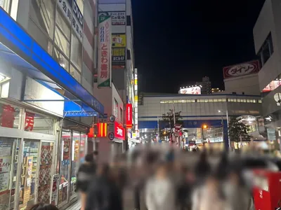 オーディンへの道順 4／6：直進し、左手路地を左折します。