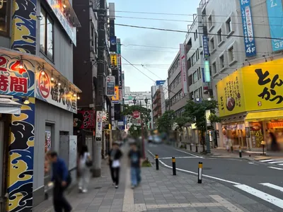 松戸　神楽 （カグラ）への道順 4／5：エスカレーターを下りたら左手に進みます。