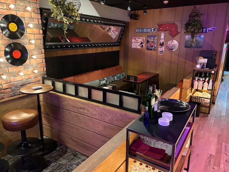 B4 （ビーフォー）の店内