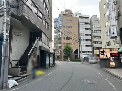 ラヴィアスへの道順 11／11：大通りに出る手前の左手に恵比寿ラヴィアスの入る「センチュリーホーム恵比寿」があります。