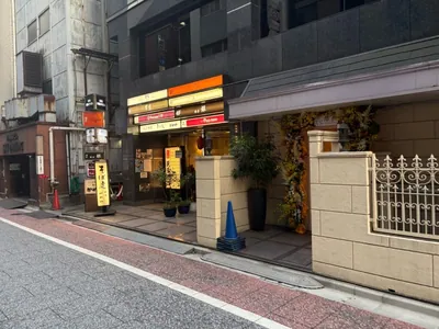 JJ （ジェイジェイ）への道順 9／9：十字路を越えると右手に銀座JJの入る「銀座HYビル」があります。