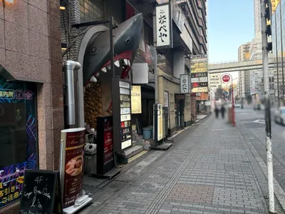 ロジャーへの道順 16／16：少し進むと左手に千葉ロジャーの入る「しんなかビル」があります。