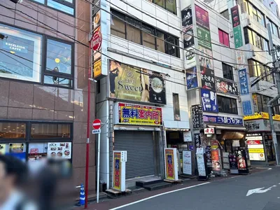 ベレッザへの道順 2／3：駅を背にして目の前の道路を進みます。