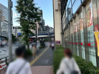 ルナへの道順 2／8：道路を左手に直進します。