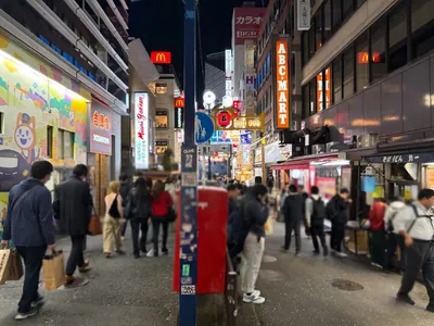 ピクシーへの道順 2／7：駅を背にして左手路地に進みます。