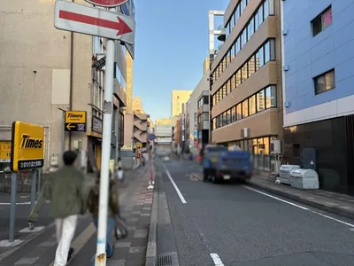 ディライトへの道順 14／15：左折後、直進します。