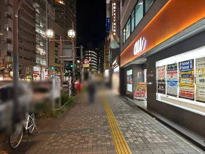 アタラスへの道順 2／7：道路を左手に直進します。