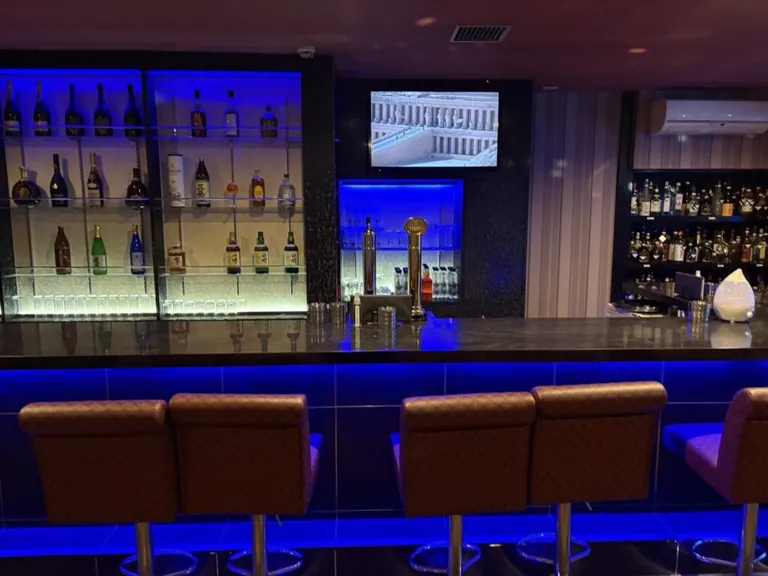 イーストブルーの店内