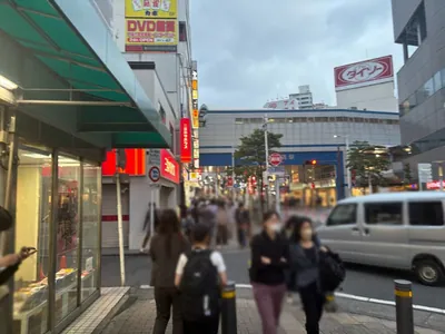 ドンフィンへの道順 5／6：二つ目の左手路地を越えて直進します。