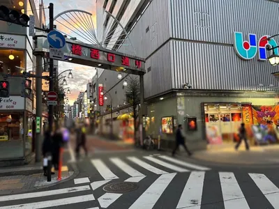 オー （O）への道順 2／6：駅を背中にすると左手に新橋西口通りという通りがあるのでそこへ入ります。