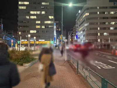 スパイスへの道順 6／9：渡ったら右折し、左手路地を越えて直進します。