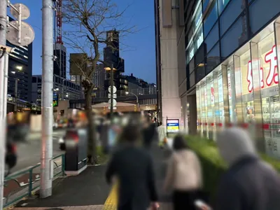 オネスティへの道順 2／11：道路を左手に直進します。