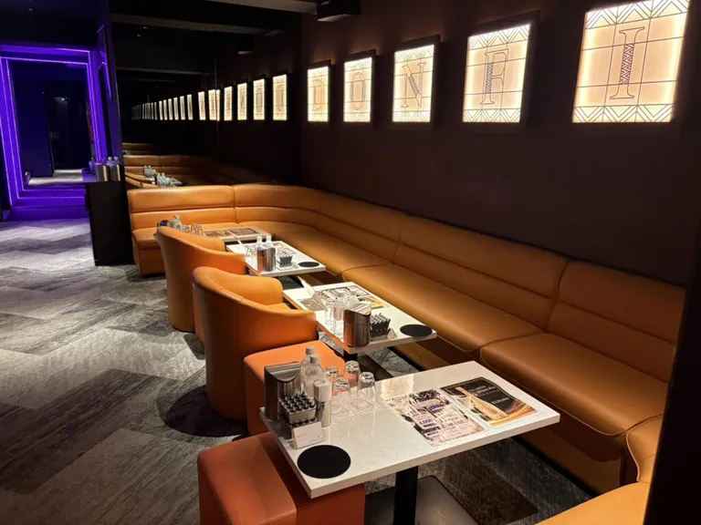 ドンフィンの店内