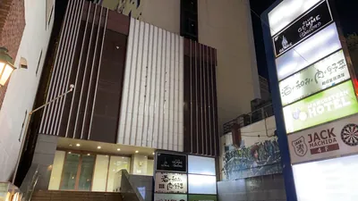 ジェムサロンへの道順 4／5：右へ曲がって左手の二件目が町田ジェムの入る「スカイプラザ」です。
