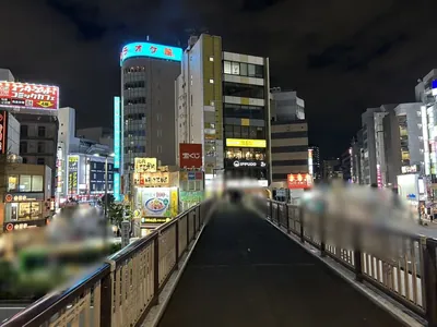 メゾンへの道順 3／9：階段を上ったら左へ進みます。