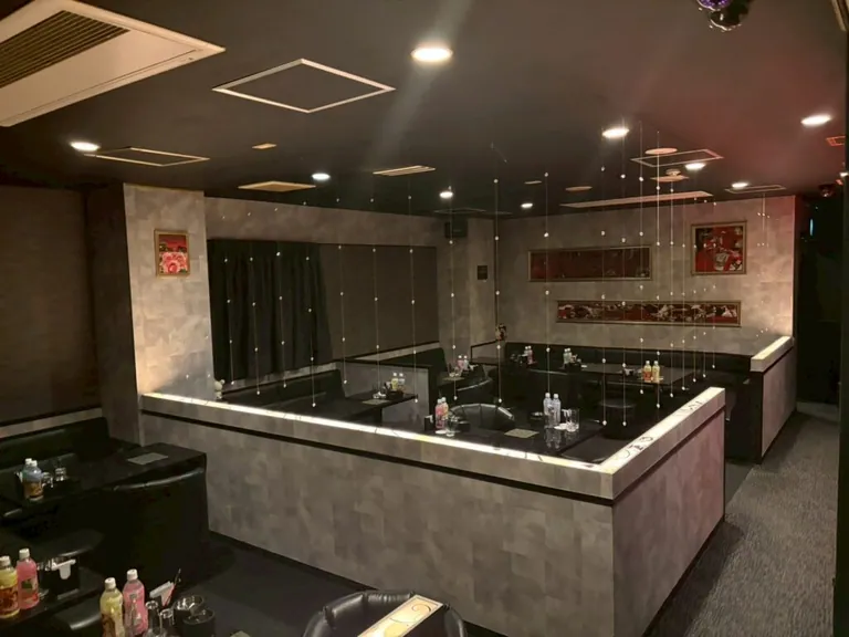 茜（アカネ）の店内