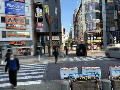 品川　マーキーズへの道順 3／6：階段を下りて横断歩道を渡って直進します。