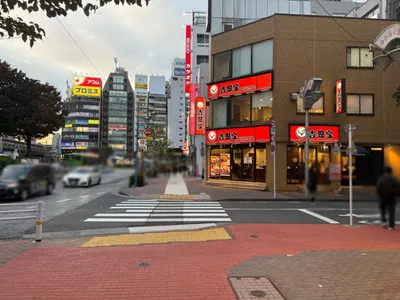 別世界 （ベツセカイ）への道順 7／13：一つ目の路地を横断歩道を渡り右折します。