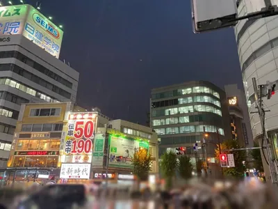 ビリーヴへの道順 4／9：西口五差路という大きな交差点に出るので立食いそばうどんの方へ渡ります。