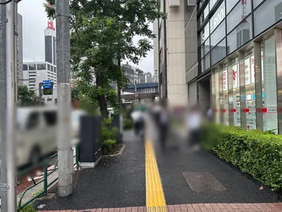 バンブーへの道順 2／10：道路を左手に直進します。