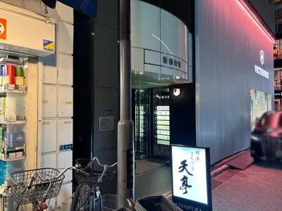 花友禅 （ハナユウゼン）への道順 10／10：一つ目の十字路の手前左手に銀座花友禅が入る「新橋会館ビル」があります。