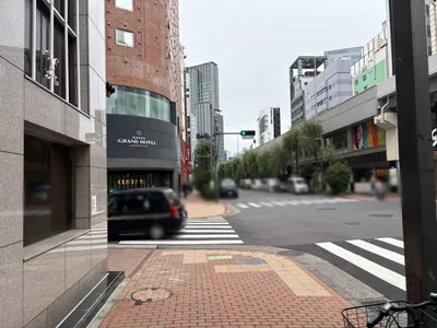 華れ （ハナレ）への道順 7／8：「難波橋」という交差点に出るので左折します。