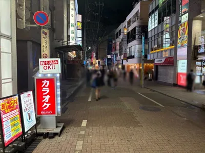 シロへの道順 3／6：左手一つ目の路地を左折します。