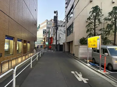 カノンへの道順 3／3：少し進むと右手に六本木カノンが入る「Fsビル」があります。