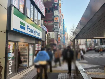リアリスへの道順 6／9：左手一つ目の路地を左折します。
