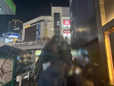 センスへの道順 3／11：正面に歩道橋が出てくるので階段を上ります。