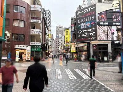 エディションへの道順 5／7：一つ目の十字路を越えて更に直進します。