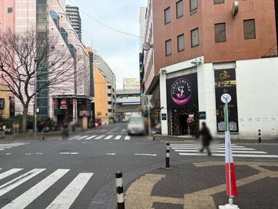 アーチへの道順 13／14：一つ目の十字路を渡って直進します。