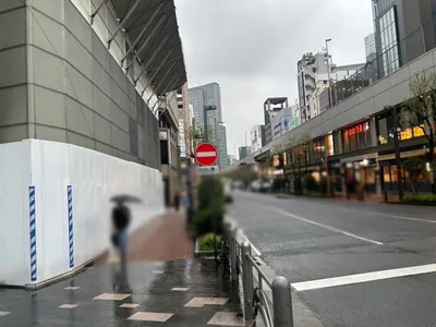 ファントムへの道順 5／10：横断歩道を渡ったら右折します。