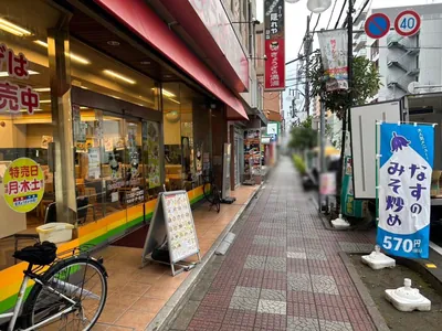 蕨　タントラへの道順 5／5：右折後、左手二つ目のビルに蕨タントラが入ります。