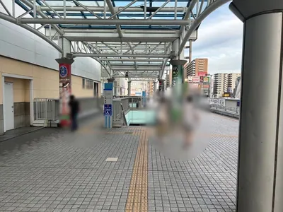 ラグゼリアへの道順 2／5：駅を背中にして左手の階段を下ります。