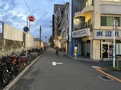 アニューへの道順 4／5：右手の一つ目の路地を越えて直進を続けます。