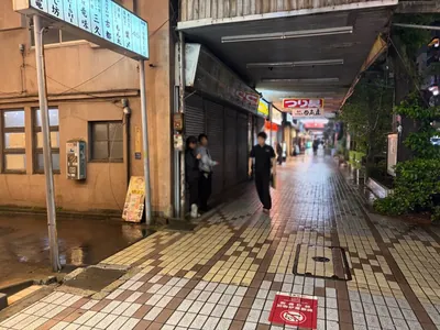 ジェルマへの道順 3／5：左手一つ目の路地を越えて直進をします。
