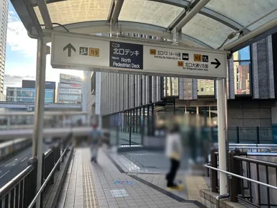 ジェムへの道順 4／6：右手のエスカレーターを下ります。