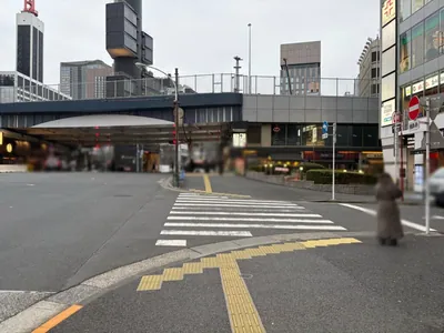 ラクロレ （Club La Coloré）への道順 3／11：一つ目の横断歩道を渡ります。