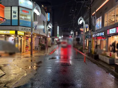 シャインへの道順 4／6：左手一つ目の路地を越えて直進します。