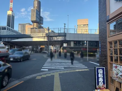 ゆり歌語 （ユリカゴ）への道順 3／9：一つ目の横断歩道を渡り直進します。