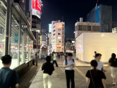 リンクへの道順 2／10：駅を背にして右手に進みます。
