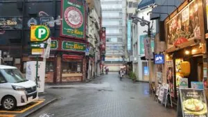 ティアラへの道順 6／8：直進すると右手に居酒屋のてけてけやご飯屋の大戸屋が出てくるのでそのまま直進します。