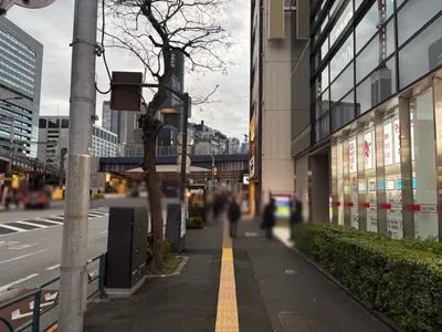 利恵（リエ）への道順 2／7：道路を左手に直進します。
